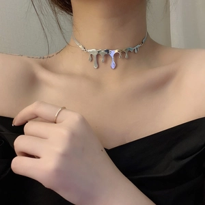 Dettaglio della collana girocollo argento con design in metallo liquido su modella