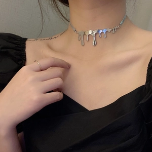 Collana girocollo argento dal design liquido fluido e stile d'avanguardia per donna