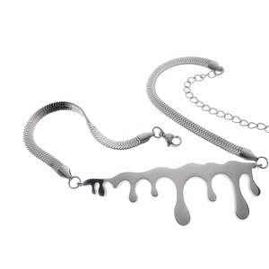 Collana minimalista con pendente a goccia fluida e catena piatta a serpente regolabile