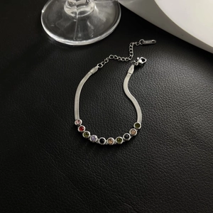 Silbernes Titanstahl-Schlangenarmband mit bunten Rundkristallen und verstellbarem Verschluss