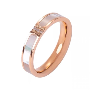 Minimalistischer Ring aus roségoldenem Edelstahl mit weißer Perlmutt-Einlage und Zirkonia