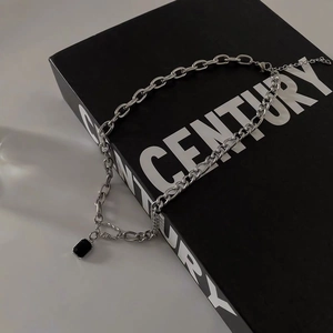 Collana minimalista in acciaio al titanio con ciondolo in zircone nero e catena a maglie miste