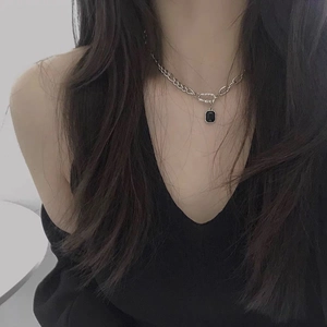Collana minimalista in acciaio al titanio con pendente rettangolare in zircone nero su modella