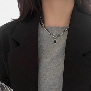 Dettaglio della collana in acciaio al titanio argento con pendente in zircone nero