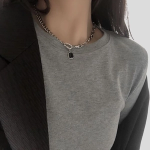 Collana in acciaio al titanio con catena d'argento audace e ciondolo in zircone nero da donna