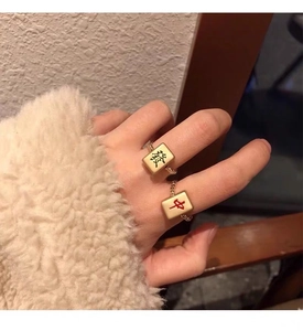 Detailweergave van Mahjong-ringen met gouden gedraaide band en Fa- en Zhong-stenen