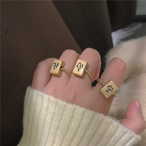 Detailopname van een gouden Mahjong-ring met gegraveerd Chinees karakter voor geluk