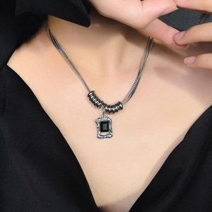 Collar chic de acero de titanio con gema negra cuadrada y marco de plata rugosa