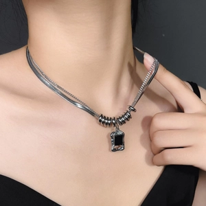 Elegante collar de doble capa de acero inoxidable plateado con colgante rectangular negro
