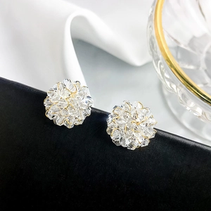 Elegante Blumencluster-Kristallohrstecker mit Golddrahtdetail für Damen