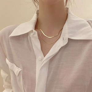 Élégant collier double épaisseur doré comprenant une chaîne serpent et une fine chaîne box