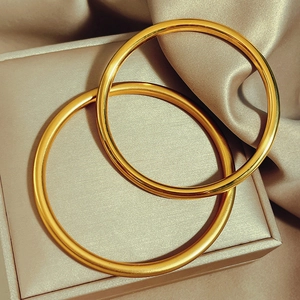 Braccialetto Rigido in Acciaio al Titanio Colore Oro Antico per Donna Minimalista Solido Rotondo Sabbiato Lucido Decorazione Mano