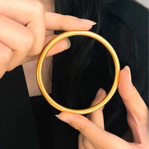 Bracciale rigido classico con finitura opaca dorata e design cilindrico solido minimalista