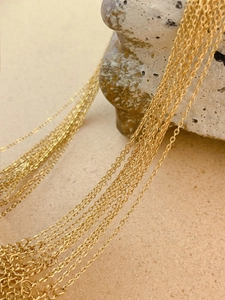 Détail de la chaîne à maillons croisés en acier doré pour la création de bijoux