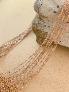 Détail de chaînes en acier titane or rose avec fermoirs homard pour bijoux DIY