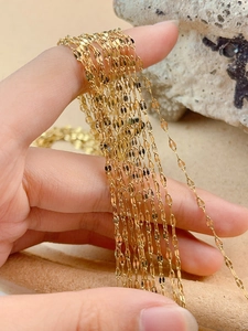 Gros plan d'une chaîne à lèvres en acier inoxydable doré brillant pour la création de bijoux