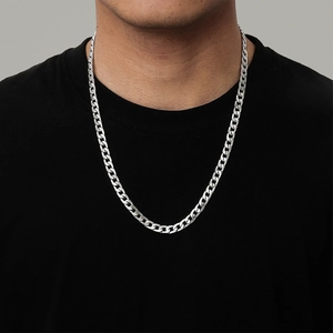 Collana da uomo a catena piatta color argento lucido indossata su una maglietta nera