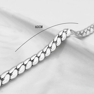 Dettaglio della catena cubana argento da 60cm con finitura lucida su fondo bianco