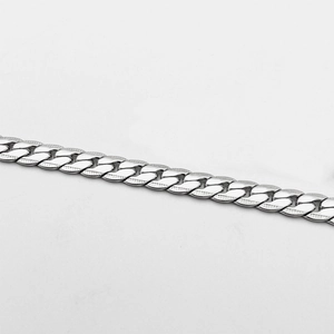 Collana da uomo a catena barbazzale in acciaio al titanio argento con dettagli goffrati