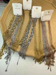 Détails de divers styles de chaînes en acier inoxydable en finitions or, argent et rose