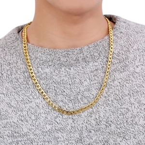 Collana da uomo a maglia cubana dorata con incisione a rombi indossata su maglia grigia