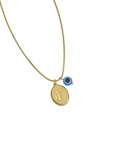 Dettaglio catena a serpente dorata con medaglia lettera F e ciondolo occhio blu turco
