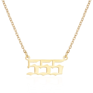 Dettaglio della collana in acciaio inossidabile dorato con ciondolo gotico numero 555