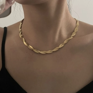 Elegante collana a doppio strato con catena a spina di pesce intrecciata placcata oro