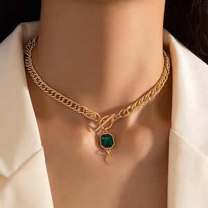 Collier ras du cou doré vintage avec pendentif émeraude et fermoir à bascule en T