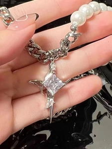 Collana da uomo in acciaio al titanio con perle e pendente a croce in zircone quadrato