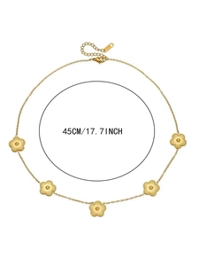 Détail du collier en acier titane doré de 45cm avec cinq pendentifs trèfle délicats