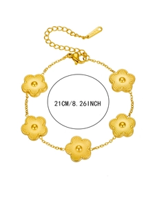 Détail d'un bracelet de 21cm en acier inoxydable doré avec des trèfles à cinq pétales