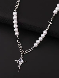 Dettaglio della collana a catena cubana in acciaio titanio con perle e ciondolo a stella