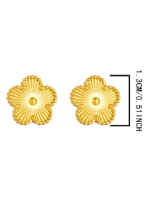 Gros plan de boucles d'oreilles trèfle dorées de 1,3 cm avec texture radiale fine