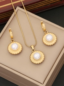 Detaillierte Nahaufnahme des goldenen Perlenschmuck-Sets aus Edelstahl mit Sonnenblumenmuster