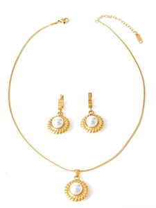 Detailansicht eines Vintage-Perlenschmucksets mit gedrehten Metallrahmen für Damen