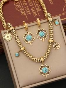 Détails de pendentifs arbre de vie turquoise sur parure collier et boucles dorée