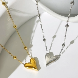 Colliers élégants avec pendentif cœur en or et argent et fine chaîne perlée