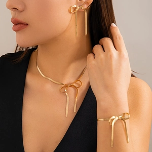 Goldschmuck-Set mit Schleifen-Halskette, Ohrringen und Armband am Modell