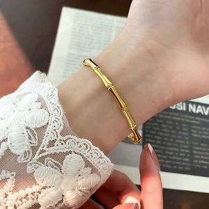 Elegante bracciale rigido a forma di bambù dorato in acciaio al titanio per donna