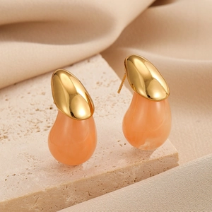 Boucles d'oreilles gouttes pêche élégantes avec clou doré sur pierre, style minimaliste