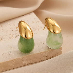Boucles d'oreilles gouttes élégantes en acier titane doré avec résine effet marbre vert