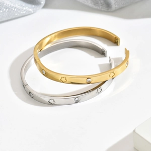 18K vergulde en zilveren klaverarmbanden met diamanten op een zijden presentatie