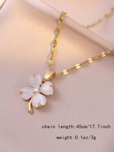 Détail du pendentif trèfle en opale avec une chaîne dorée de 45cm à maillons olive