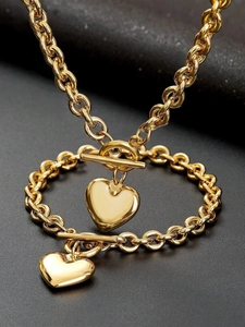 Nahaufnahme des goldenen Chunky-Schmucksets mit Herzanhänger und OT-Knebelverschluss