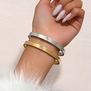Gepolijste 18K vergulde en verzilverde armbanden met bloemmotieven om de pols