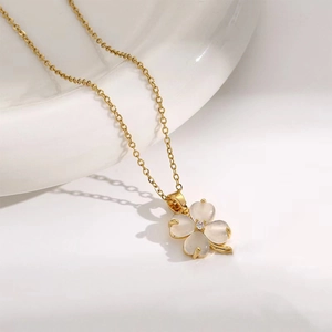 Collier trèfle à quatre feuilles doré avec pétales en œil de chat et zircon