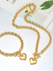 Detailansicht von goldenem Edelstahl Schmuckset mit Herzanhängern und OT-Verschluss-Design