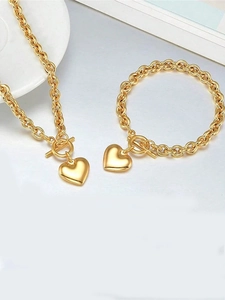 Details vom goldenen Herz-Anhänger Halsketten- und Armbandset mit OT-Knebelverschluss