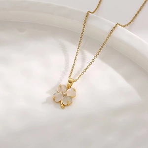 Détail du pendentif trèfle à quatre feuilles avec pétales en œil de chat et diamant